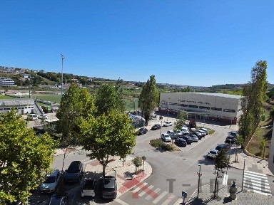 Apartamento T3 à venda na Rua Engenheiro Adelino Amaro da Costa