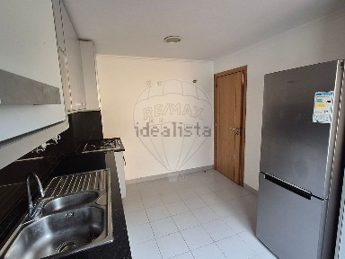 Apartamento T3 à venda na Rua Raúl Brandão