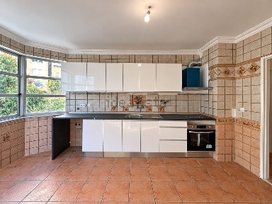 Apartamento T3 à venda na Rua Professor Rui Luís Gomes