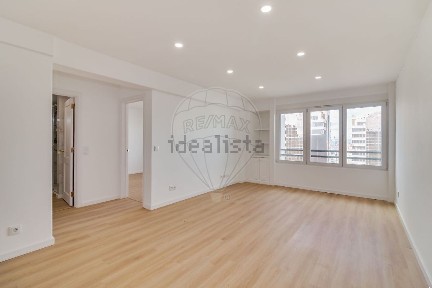 Apartamento T3 à venda na Rua Julieta Ferrão