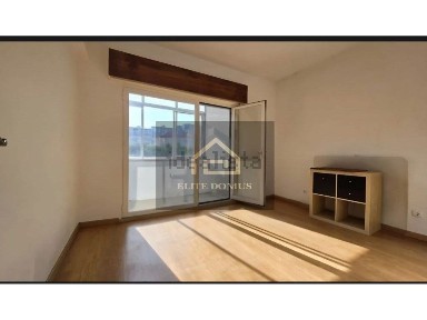 Apartamento T1 à venda na Rua José Gomes Ferreira, 9
