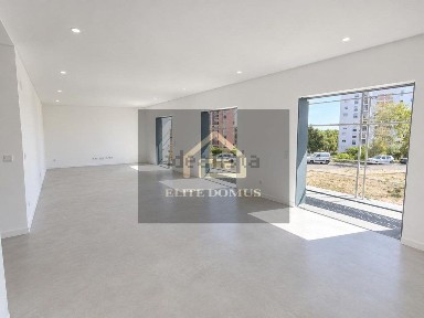 Apartamento T2 à venda na Rua Rosa Lobato Faria