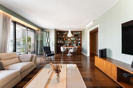 Apartamento T6 à venda na Avenida António Augusto de Aguiar