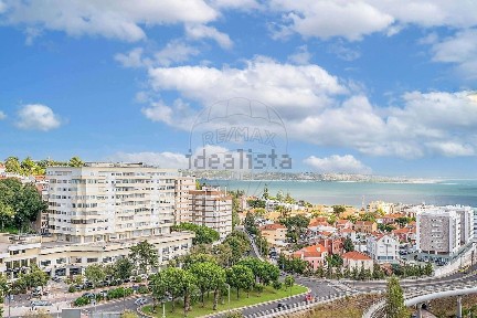 Apartamento T3 à venda na Rua Maria Telles Mendes