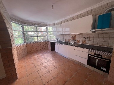 Apartamento T3 à venda na Rua Professor Rui Luís Gomes