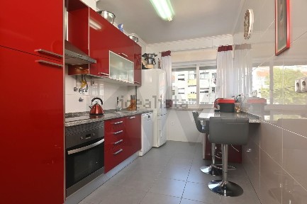 Apartamento T4 à venda na Rua Abade Faria