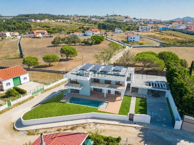 Moradia independente à venda em Igreja Nova e Cheleiros