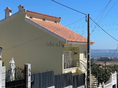 Moradia independente à venda na Rua da Fonte Santa