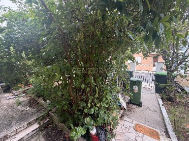 Moradia geminada à venda na Rua dos Lojistas, 15