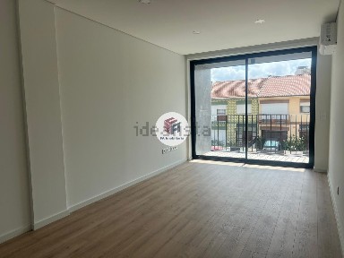 Apartamento T1 à venda na Rua Santo António do Telheiro