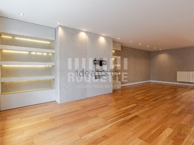 Apartamento T4 à venda na Rua Dom Domingos Pinho Brandão