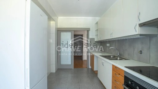 Apartamento T3 à venda na Rua Doutor António de Sousa Oliveira