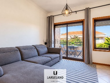 Apartamento T2 à venda na Rua Corvo s/n
