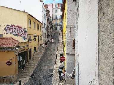 Apartamento T1 à venda na Rua da Bica de Duarte Belo
