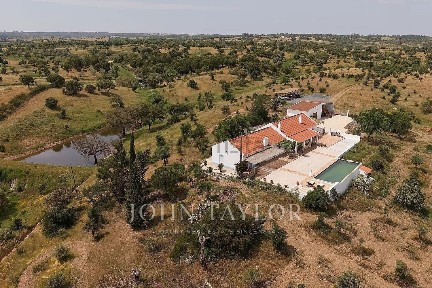 Moradia independente à venda em Vale Junco Azinheira dos Barros