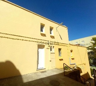 Arrendamento de moradia em banda na Rua Almada Negreiros, 42