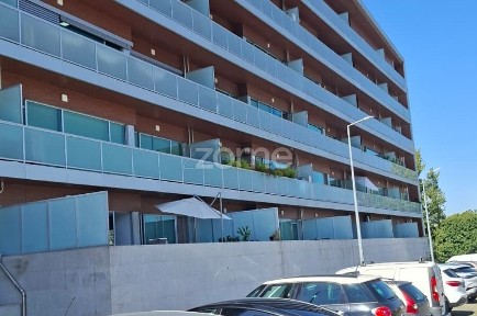 Arrendamento de apartamento T4 na Rua Bento Santos Costa, 678