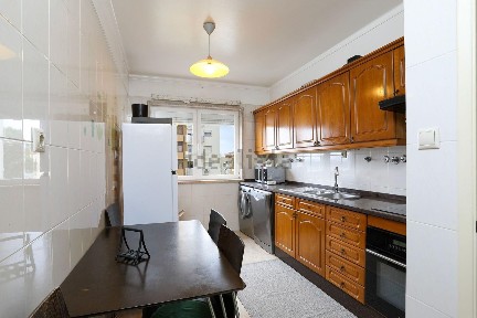 Arrendamento de apartamento T2 na Rua Fernando Lopes Graça, 3