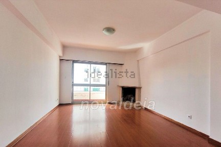 Arrendamento de apartamento T3 na Rua Costa Pinto, 152