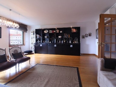 Arrendamento de apartamento T2 na Avenida Duque de Ávila, 45 C