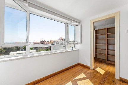 Arrendamento de apartamento T2 na Rua da Bela Vista à Lapa, 23