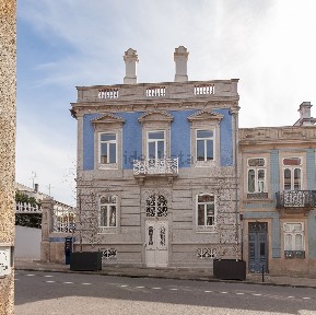 Moradia independente à venda na Rua de Álvares Cabral, 158