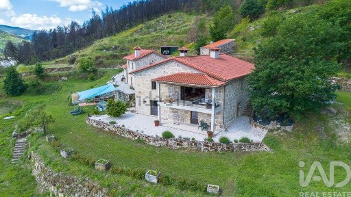 Quinta à venda em Avô