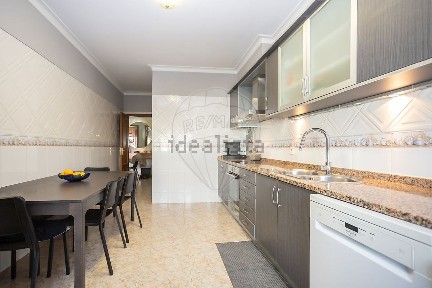 Apartamento T3 à venda na Rua Engenheiro Ferreira Dias