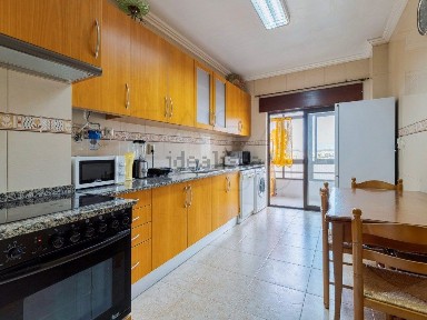 Apartamento T3 à venda na Avenida Dom João II, 28