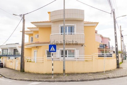 Moradia independente à venda na Rua Vanda Ramos s/n