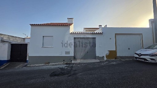 Moradia independente à venda na Rua Padre Framisco Cardin