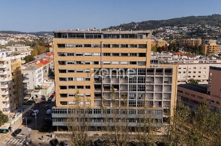 Apartamento T3 à venda na Rua Bernardo Sequeira, 56