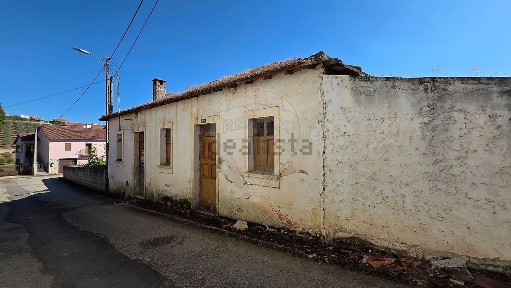 Moradia independente à venda na Rua Camilo Castelo Branco