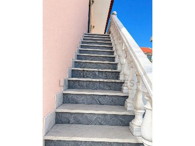 Arrendamento de andar de moradia na Rua Maria Lamas