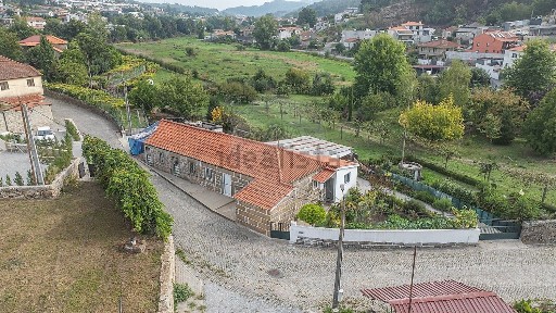 Moradia independente à venda em Moreira de Cónegos