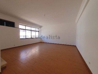 Apartamento T3 à venda na Rua António José Baptista