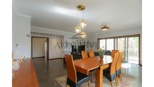 Apartamento T4 à venda na Rua Maria Eugénia Silva Horta