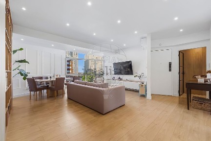 Apartamento T4 à venda na Rua Cidade de Bolama