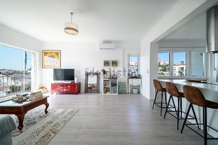 Apartamento T3 à venda na Avenida Almeida Garrett, 1