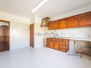 Apartamento T3 à venda na Avenida Maria Lamas