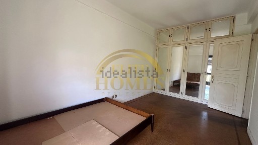 Apartamento T4 à venda na Rua General Pimenta de Castro