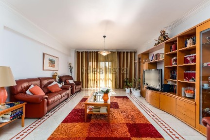 Apartamento T4 à venda na Avenida dos Moinhos