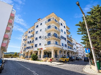 Apartamento T4 à venda na Rua Almeida Garrett