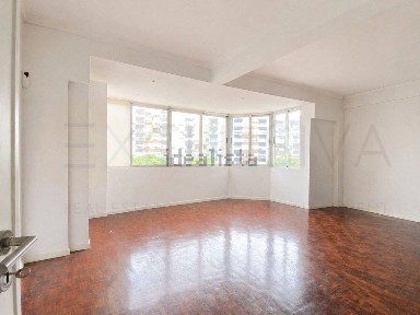 Apartamento T5 à venda na Alameda das Linhas de Torres