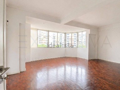 Apartamento T5 à venda na Alameda das Linhas de Torres
