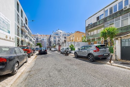 Apartamento T2 à venda na Rua Policarpo Anjos, 9