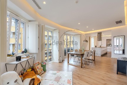 Apartamento T3 à venda na Rua Sampaio e Pina, 36