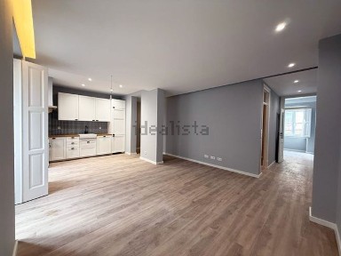 Apartamento T3 à venda na Rua Agostinho Lourenço
