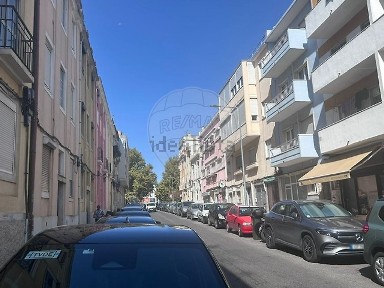 Apartamento T1 à venda na Rua Actor Augusto de Melo