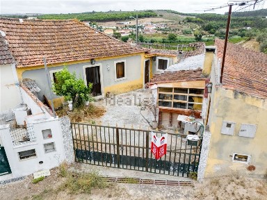 Moradia geminada à venda no Largo Primeiro de Maio s/n